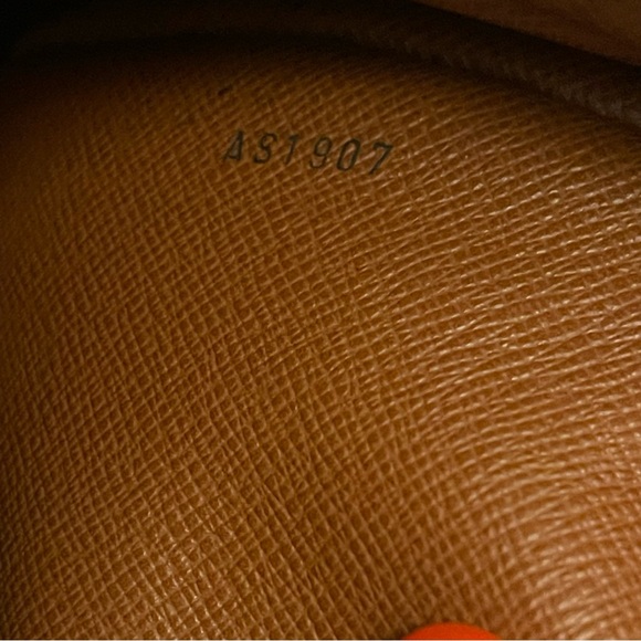 EUC Louis Vuitton Boulogne 35 - Picture 11 of 13